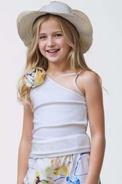 Kız Çocuk Gül Detaylı Tek Omuzlu Kaşkorse Bluz ve Dijital Baskılı Beyaz Alt Üst Takım