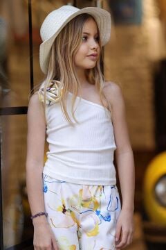 Kız Çocuk Gül Detaylı Tek Omuzlu Kaşkorse Bluz ve Dijital Baskılı Beyaz Alt Üst Takım