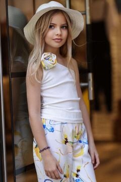 Kız Çocuk Gül Detaylı Tek Omuzlu Kaşkorse Bluz ve Dijital Baskılı Beyaz Alt Üst Takım