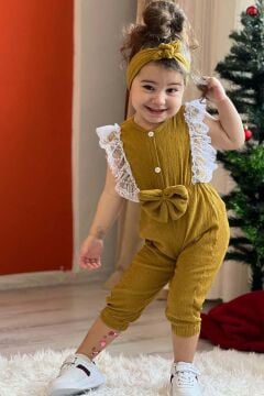 Kız Çocuk Omuzdan Göğse Dantel İşlemeli Beli Fiyonk Detaylı Bandanalı Hardal Tulum