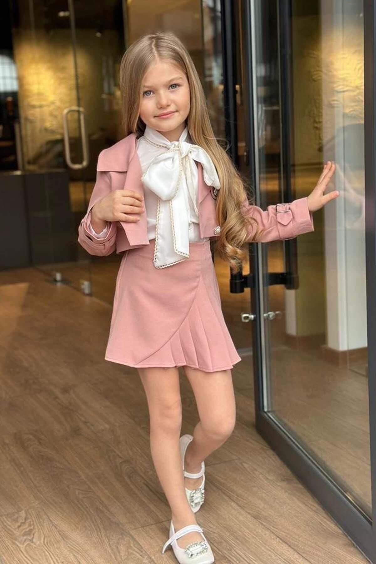 Kız Çocuk Yakası Bağlama ve Gold Şerit Detaylı Gömlek Blazer Ceket Pliseli Pembe Etekli Takım