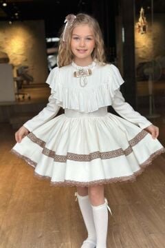 Kız Çocuk Göğsü ve Yakası Fırfırlı Eteği Pliseli Dantel Şerit Detaylı Beyaz Elbise