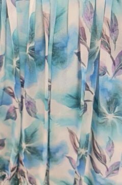 Kız Çocuk Yakası ve Omuzları Fırfır Detaylı Çiçek İşlemeli Pliseli Mavi Elbise