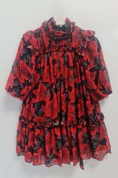 Kız Çocuk Yakası ve Omuzları Fırfır Detaylı Çiçek İşlemeli Pliseli Kırmızı Elbise