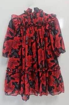 Kız Çocuk Yakası ve Omuzları Fırfır Detaylı Çiçek İşlemeli Pliseli Kırmızı Elbise