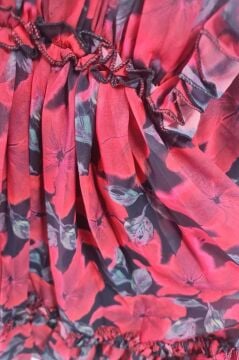 Kız Çocuk Yakası ve Omuzları Fırfır Detaylı Çiçek İşlemeli Pliseli Kırmızı Elbise