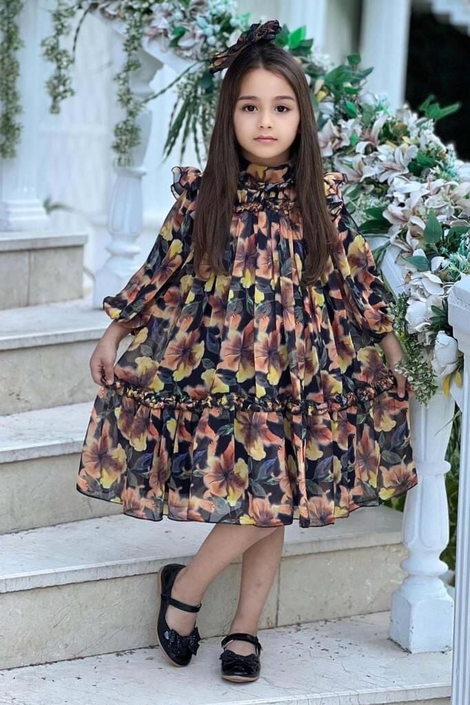 Kız Çocuk Yakası ve Omuzları Fırfır Detaylı Çiçek İşlemeli Pliseli Siyah Elbise