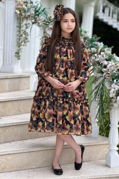 Kız Çocuk Yakası ve Omuzları Fırfır Detaylı Çiçek İşlemeli Pliseli Siyah Elbise