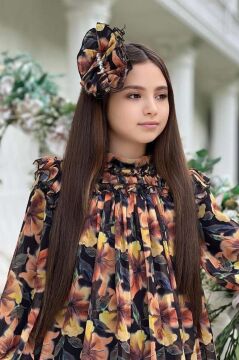 Kız Çocuk Yakası ve Omuzları Fırfır Detaylı Çiçek İşlemeli Pliseli Siyah Elbise