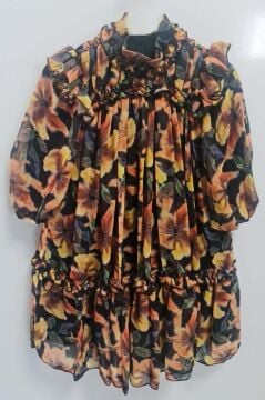 Kız Çocuk Yakası ve Omuzları Fırfır Detaylı Çiçek İşlemeli Pliseli Siyah Elbise