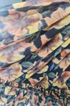 Kız Çocuk Yakası ve Omuzları Fırfır Detaylı Çiçek İşlemeli Pliseli Siyah Elbise