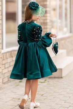 Kız Çocuk Yakadan Göğse ve Omuzları İnci İşlemeli Balon Kollu Yeşil Kadife Abiye