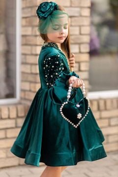 Kız Çocuk Yakadan Göğse ve Omuzları İnci İşlemeli Balon Kollu Yeşil Kadife Abiye