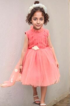 Kız Çocuk Dik Yaka Beli Manşetli Çiçek Detaylı Kuyruklu Kabarık Mercan Abiye