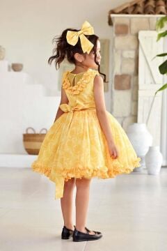 Kız Çocuk Yakası ve Etek Ucu Fırfırlı Üzeri Gül Baskılı Kolsuz Sarı Elbise