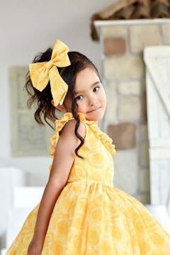 Kız Çocuk Yakası ve Etek Ucu Fırfırlı Üzeri Gül Baskılı Kolsuz Sarı Elbise