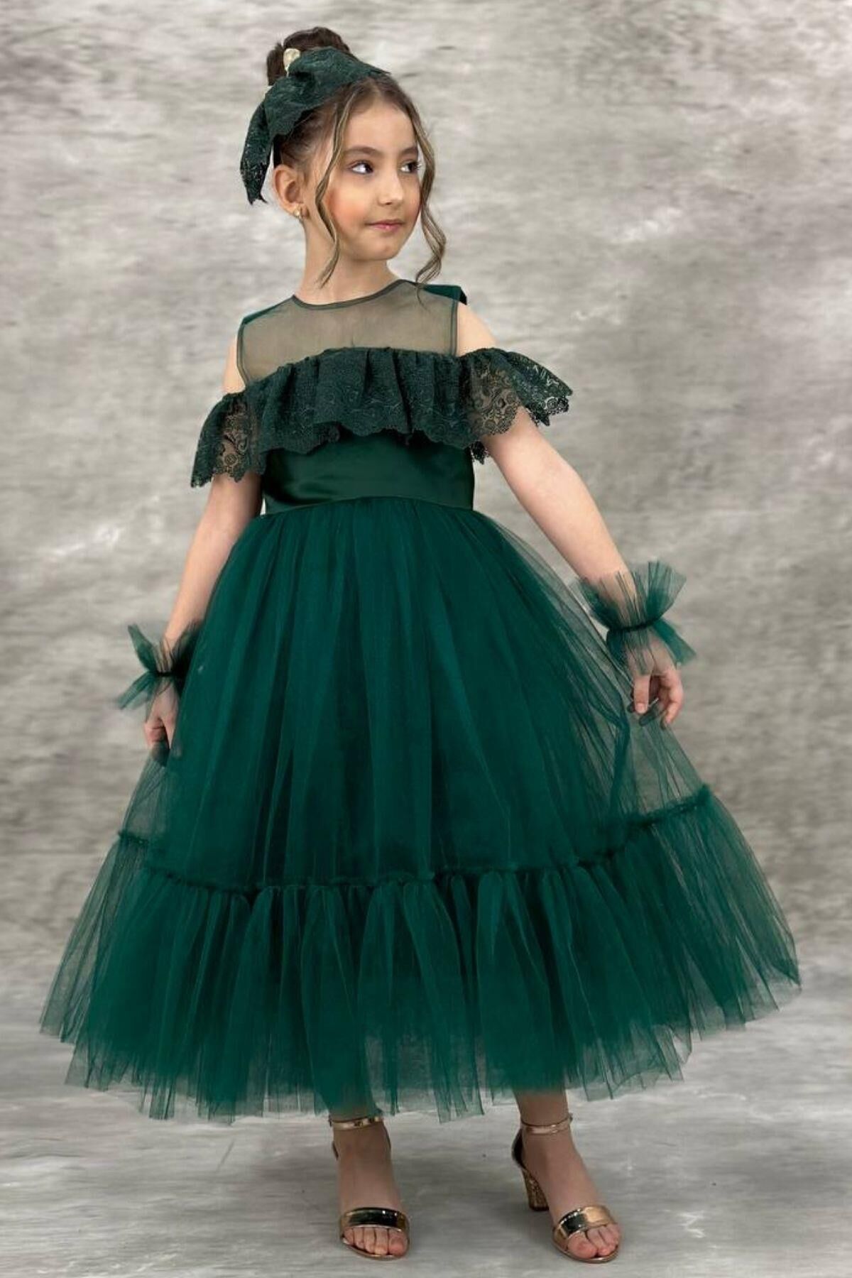 Kız Çocuk Yakası Transparan Omzu Açık Göğsü ve Kolları Güpür İşlemeli Yeşil Abiye