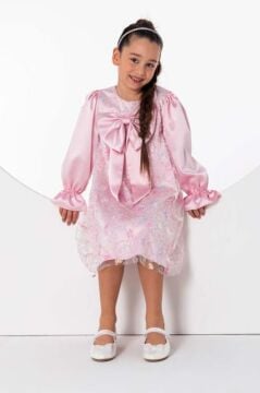 Kız Çocuk Göğsü Kurdele ve Üzeri Kelebek İşlemeli İspanyol Kollu Pembe Şifon Elbise