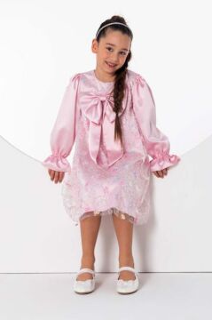 Kız Çocuk Göğsü Kurdele ve Üzeri Kelebek İşlemeli İspanyol Kollu Pembe Şifon Elbise