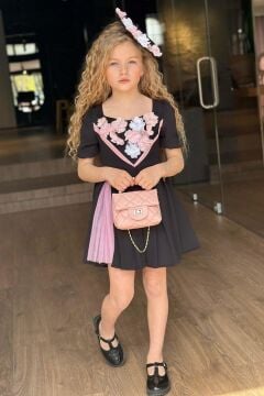 Kız Çocuk Göğsü Çiçek İşlemeli ve Şerit Detaylı Piliseli Siyah Elbise