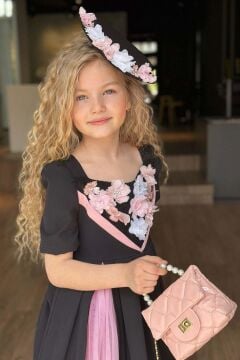 Kız Çocuk Göğsü Çiçek İşlemeli ve Şerit Detaylı Piliseli Siyah Elbise