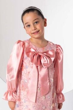 Kız Çocuk Göğsü Kurdele ve Üzeri Kelebek İşlemeli İspanyol Kollu Somon Şifon Elbise