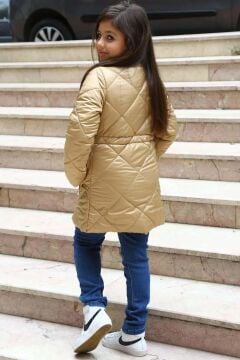 Kız Çocuk Yakası Şerit ve Üzeri Kare Dikiş Detaylı Cepli Çıtçıt Düğme Şişme Krem Mont