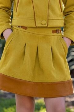 Kız Çocuk Şerit Detaylı Gömlek Yaka Ceket Beli Manşetli Piliseli Süet Hardal Etekli Takım