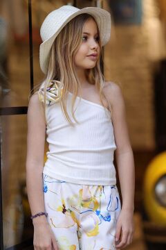 Kız Çocuk Gül Detaylı Tek Omuzlu Kaşkorse Bluz ve Dijital Baskılı Beyaz Alt Üst Takım