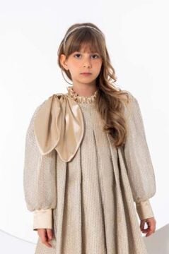 Kız Çocuk Omzu Kurdele Detaylı Yakası Fırfırlı Şerit Pullu Pileli Gold Elbise