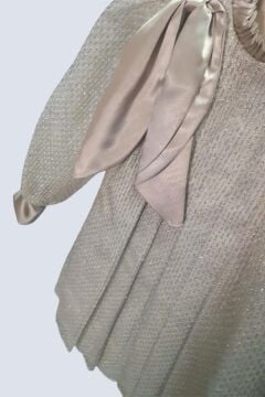 Kız Çocuk Omzu Kurdele Detaylı Yakası Fırfırlı Şerit Pullu Pileli Gold Elbise