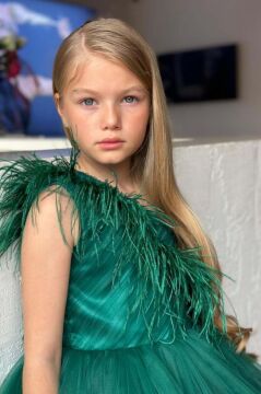 Kız Çocuk Omuzdan Göğse Tüylü Tek Omuz Eteği Kabarık Tüllü Yeşil Abiye