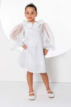 Kız Çocuk Yakası Boydan Gül Broş Detaylı Bilekleri ve Üzeri Pullu Karpuz Kollu Beyaz Elbise