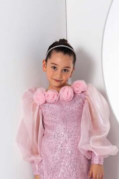 Kız Çocuk Yakası Boydan Gül Broş Detaylı Bilekleri ve Üzeri Pullu Karpuz Kollu Pembe Elbise