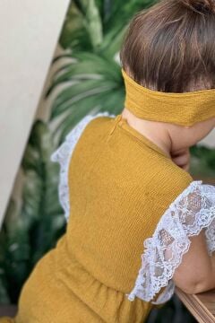 Kız Çocuk Omuzdan Göğse Dantel İşlemeli Beli Fiyonk Detaylı Bandanalı Hardal Tulum