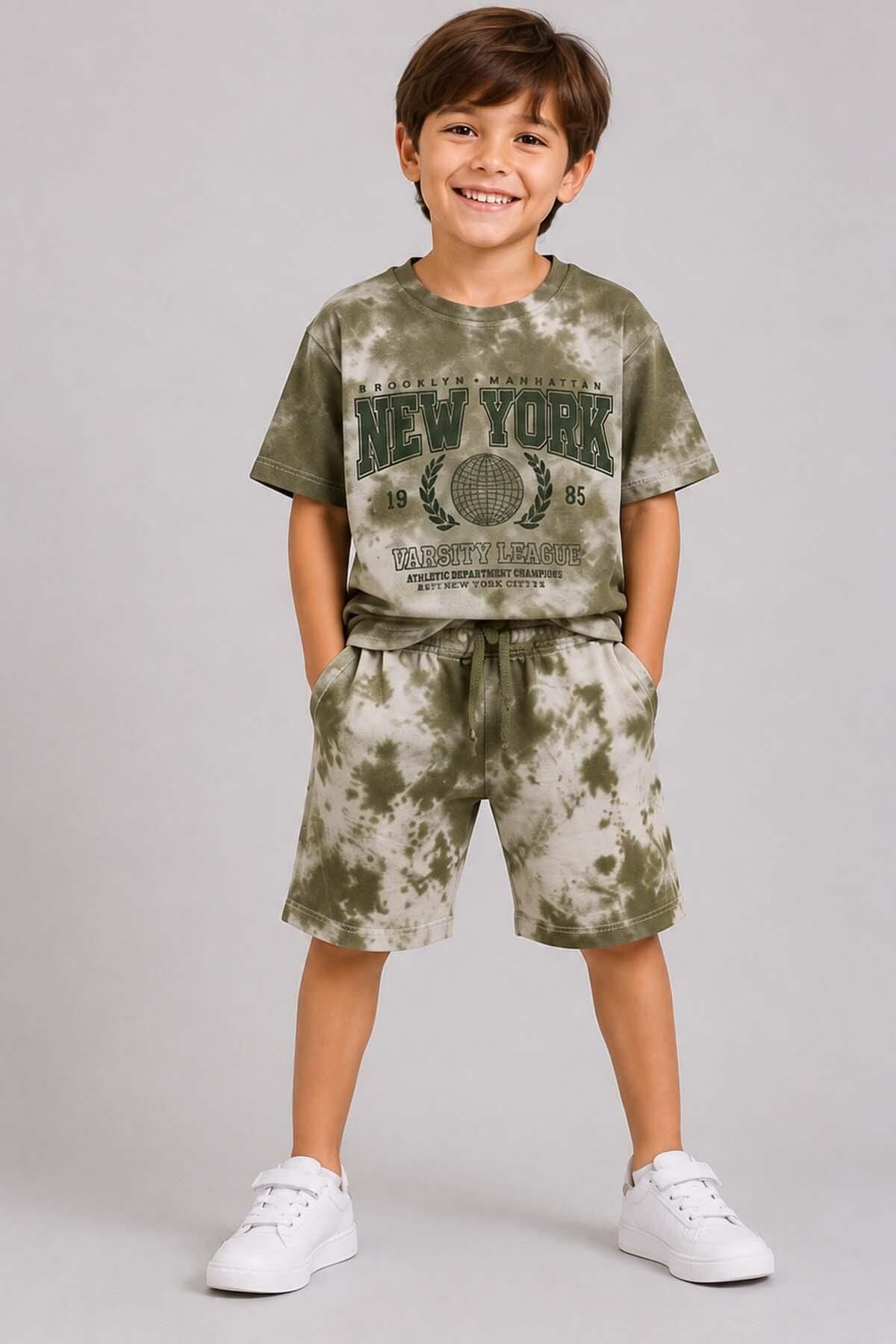 Erkek Çocuk Eskitme Detaylı ve New York Baskılı T-shirt Yeşil Penye Şortlu Takım