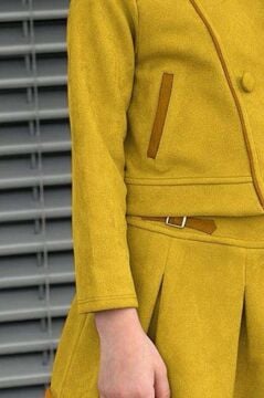 Kız Çocuk Asimetrik Kesim Gömlek Yaka Ceket Eteği Şerit Detaylı Pliseli Süet Hardal Etekli Takım