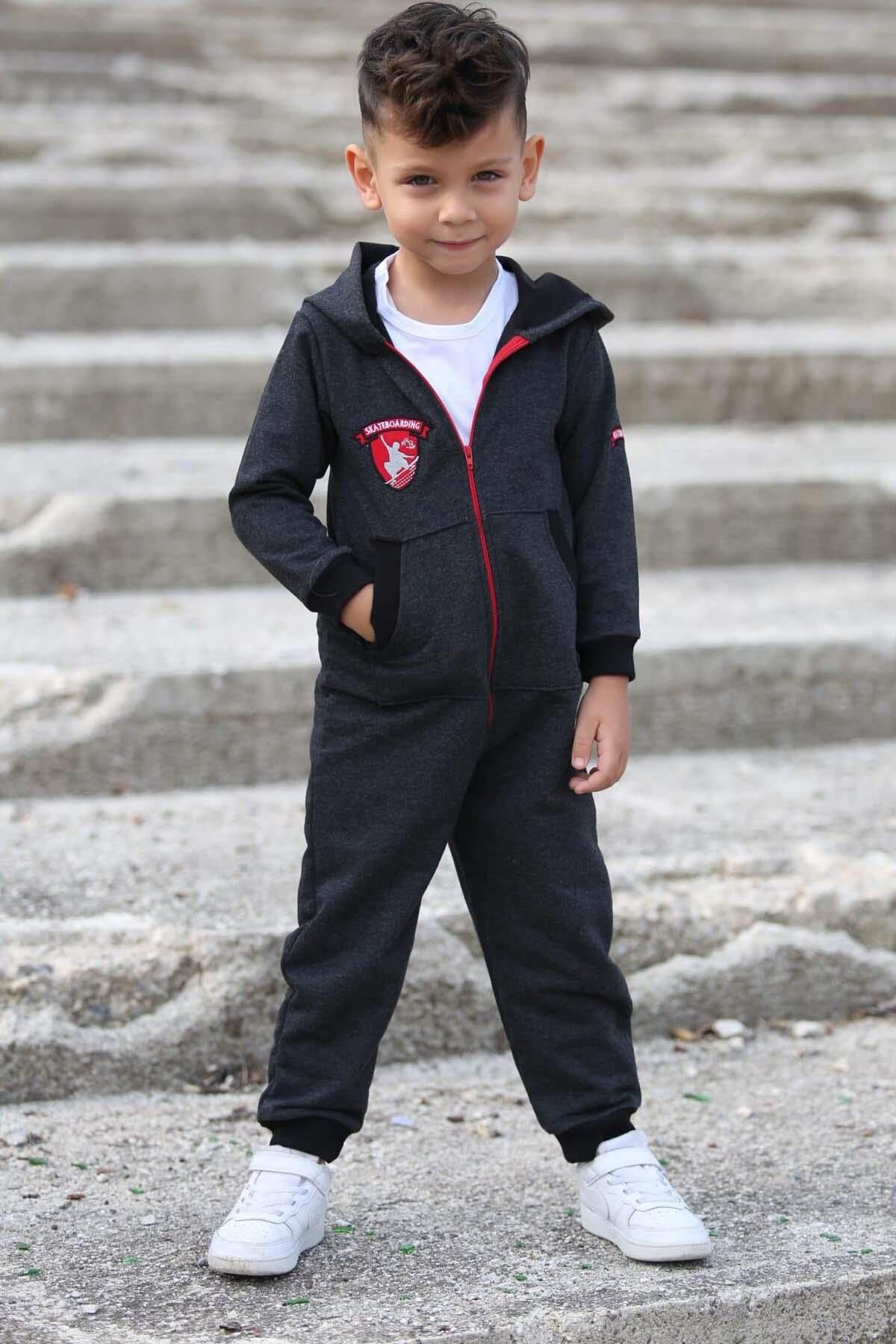 Erkek Çocuk Üzerinde Kaykaycı Baskı İçerisinde Penye T-shirt Önü Fermuarlı Kapüşonlu Füme Tulum