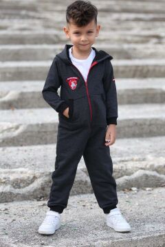 Erkek Çocuk Üzerinde Kaykaycı Baskı İçerisinde Penye T-shirt Önü Fermuarlı Kapüşonlu Füme Tulum