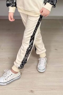 Kız Çocuk Bisiklet Yaka Kollarında ve Göğsünde Kalp Pulpayet İşlemeli Krem Eşofman Takım