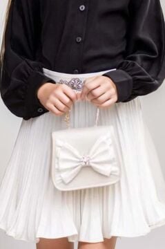 Kız Çocuk Yakası ve Göğsü Taş İşlemeli Siyah Gömlek ve Piliseli Beyaz Etekli Takım