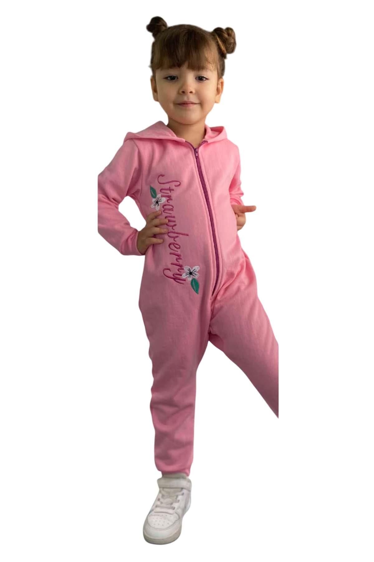 Kız Bebek Üzerinde Çilek Yazı ve Baskılı Önü Fermuarlı Kapüşonlu Pembe Tulum