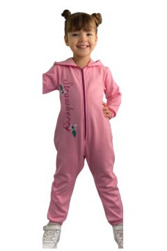 Kız Bebek Üzerinde Çilek Yazı ve Baskılı Önü Fermuarlı Kapüşonlu Pembe Tulum