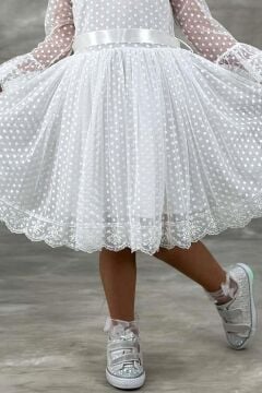 Kız Çocuk Üzeri Puantiye Detaylı Kolları Şeffaf Tüllü Prenses Beyaz Elbise