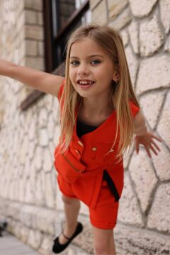 Kız Çocuk Düğme ve Cep Detaylı Kolsuz Yelek Penye Bluz Turuncu Şortlu Takım