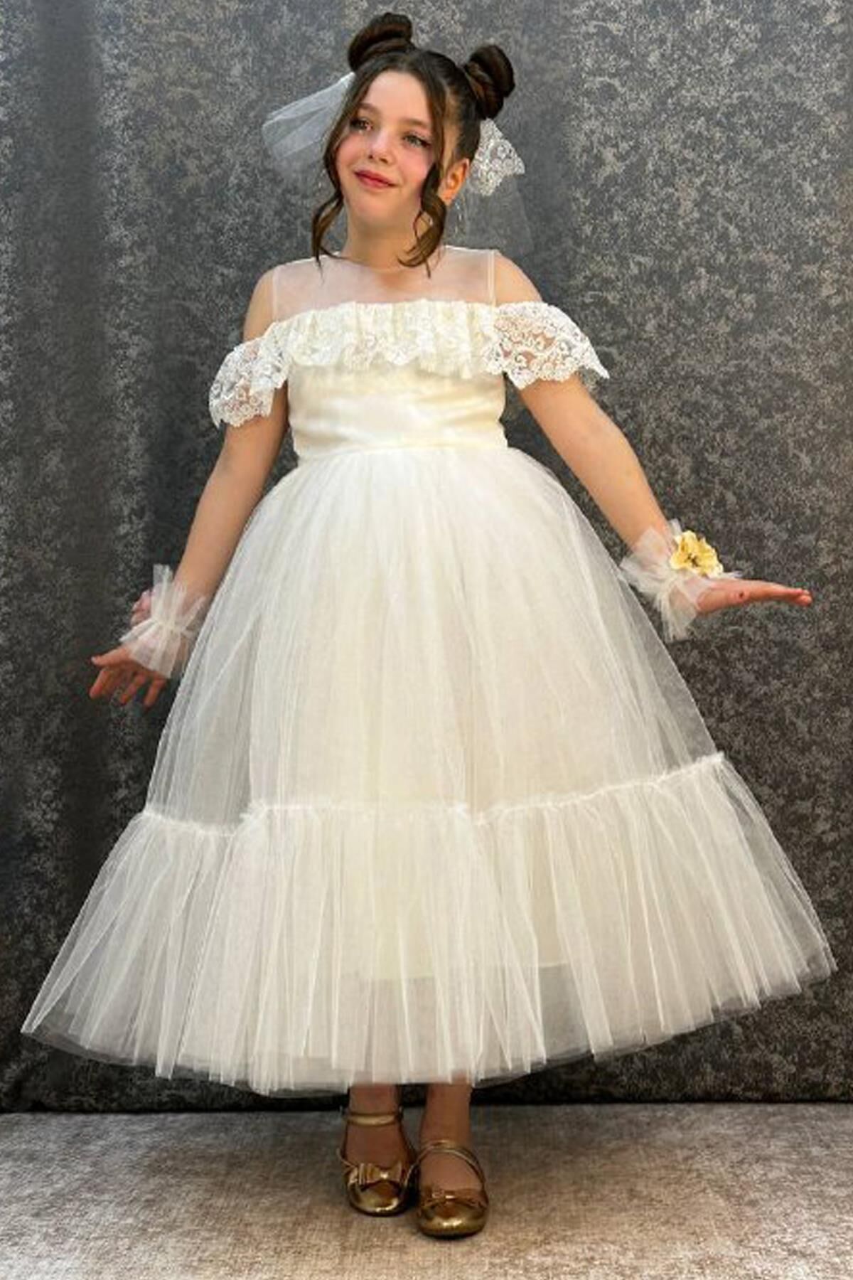 Kız Çocuk Yakası Transparan Omzu Açık Göğsü ve Kolları Güpür İşlemeli Beyaz Abiye