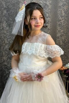 Kız Çocuk Yakası Transparan Omzu Açık Göğsü ve Kolları Güpür İşlemeli Beyaz Abiye