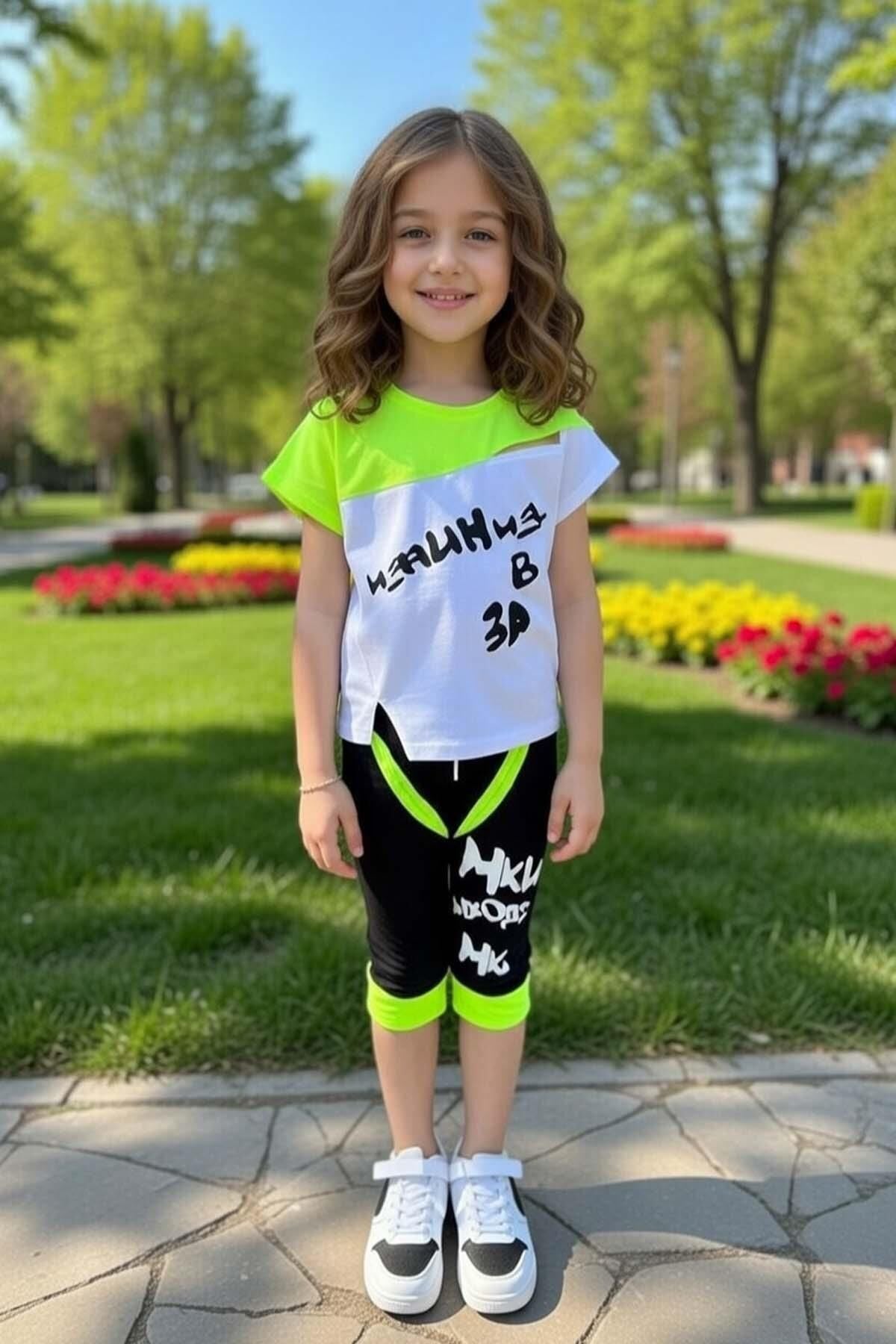 Kız Çocuk Üzeri Yazı Baskılı Bisiklet Yaka T-Shirt ve Şerit Detaylı Siyah Kapri Şortlu Takım