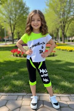 Kız Çocuk Üzeri Yazı Baskılı Bisiklet Yaka T-Shirt ve Şerit Detaylı Siyah Kapri Şortlu Takım