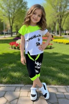 Kız Çocuk Üzeri Yazı Baskılı Bisiklet Yaka T-Shirt ve Şerit Detaylı Siyah Kapri Şortlu Takım